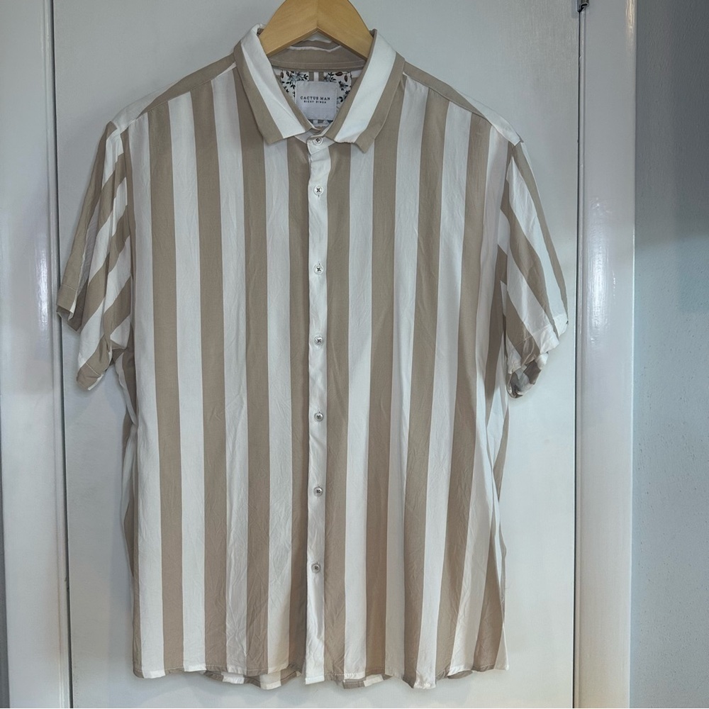 Cactus Man Men’s Stripped Short Sleeve Shirt. Cream and White. Size: XL.